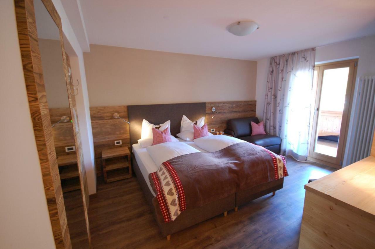 Monti Pallidi B&B Apartments Corvara In Badia Eksteriør bilde